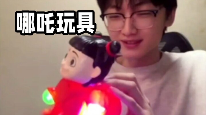 The pigeon was unpacking a package, and got totally spooked by a Nezha toy—what a creepy, otherworld