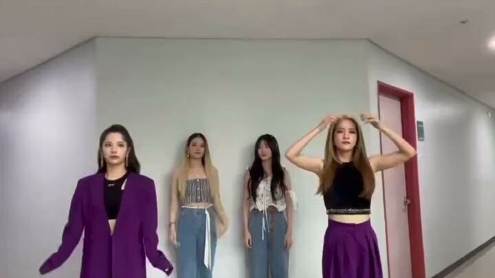 Challenge vũ đạo của nhóm nhỏ The Black – Cosmic Girls: Bona & EXY cùng fromis_9 210523