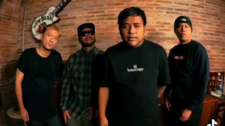 ปากดีไม่เข้าท่า เดี๋ยวมึงเบ้าหน้าไม่เข้าที่ – แป้ง ฝุ่น