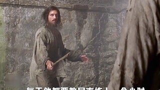 男人在牢房发现可怕的事情 土里竟然钻出一个老头