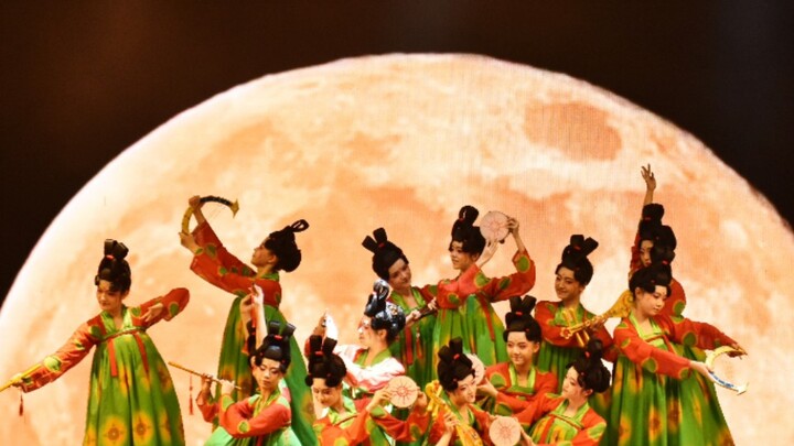 Tarian Musim Gugur di Fakultas Jurnalisme dan Komunikasi Universitas Wuhan — Jamuan Malam Istana Tan