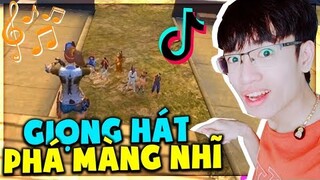 BẠN NỮ VỚI GIỌNG HÁT CỰC DỄ THƯƠNG QUẬT TAN MÀNG NHĨ || HÙNG AKIRA XEM TIK TOK FREE FIRE