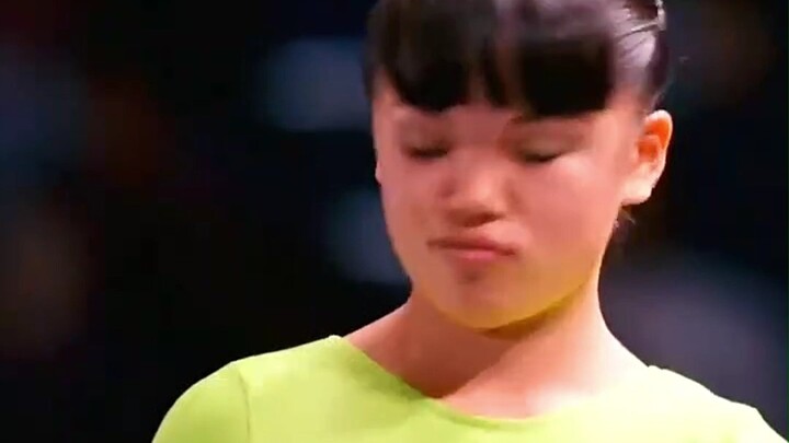 这女孩邪魅一笑