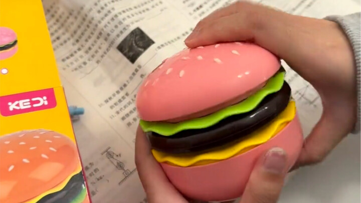 Kepala Mai Men benar-benar nggak bisa nolak kipas kecil untuk burger ini!!!