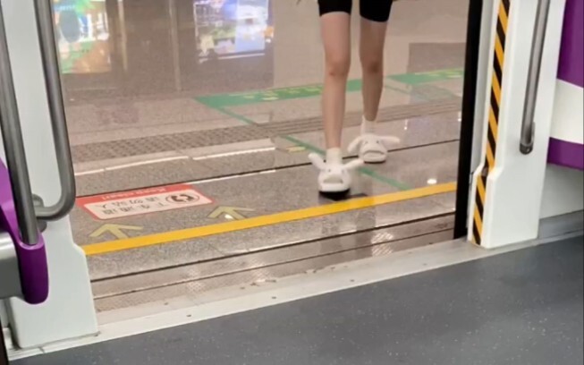 我这鞋子走一步动一下耳朵的拖鞋突然就击中了你的心…心巴～