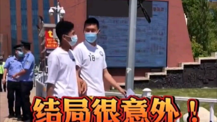 Hai chàng trai nắm tay nhau bước ra khỏi phòng thi sau kỳ thi tuyển sinh đại học, giả vờ là một học 