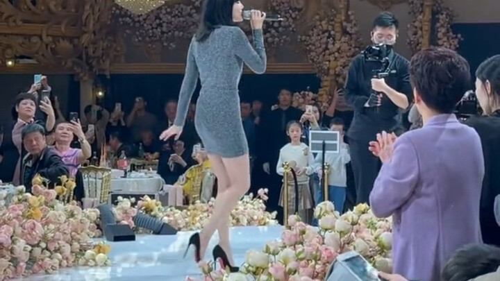 Huang Ling's live performance of "A Starlight Passes Across the Sky" at her wedding