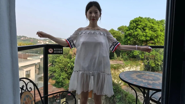 The super-sweet Beibei is here, and this time she’s showcasing the pull-out lining dress designed by
