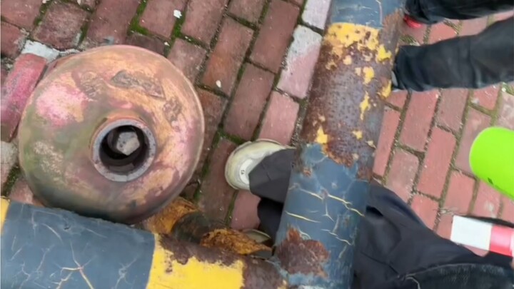 Kids, don’t play with your phones while walking, okay?