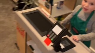 Nhân viên thu ngân nhí + Giám đốc siêu thị