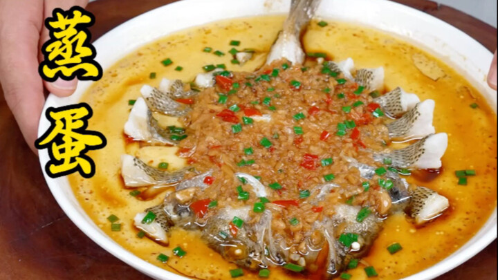 十个人有九个人都不知道，把鲈鱼用开水烫一下，在淋上鸡蛋液，出锅就是酒店桌桌必点的招牌菜，鲜香滑嫩，老人小孩都爱吃