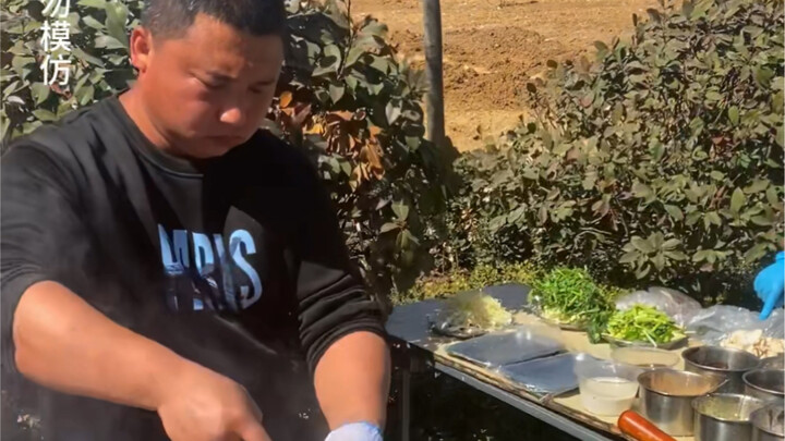 工地上大厨的极限操作。这就是中国速度。