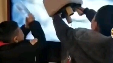 Bahkan secara tidak sengaja melukai dua gadis