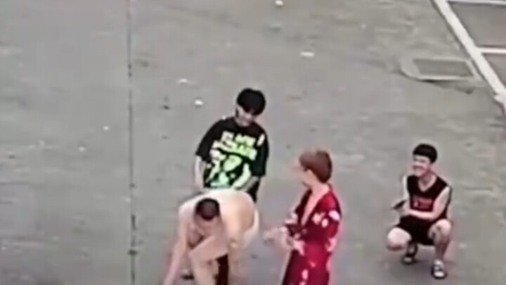 أنت أول رجل يدوس على سيارة الشرطة