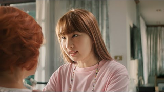 إعلان تايلاندي مفعم بالمنعطفات المثيرة: عندما تُصرّ أمك على الذهاب في رحلة سياحية مع الجار "العجوز و