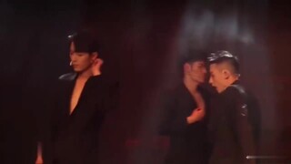 Xiao Zhan’s singing and dancing are the most revealing in his career. With his chest muscles and wai