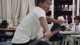 Siswa ini menampilkan tarian pedang tradisional Jingpo dengan bunga pedang dan pedang punggung denga