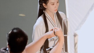 Liu Shishi ปล่อยให้ Ruyi เล่นเบื้องหลัง คราวนี้ผู้กำกับไม่ได้ยืนอยู่ในตำแหน่งถ่ายทำ และบรรณาธิการไม่