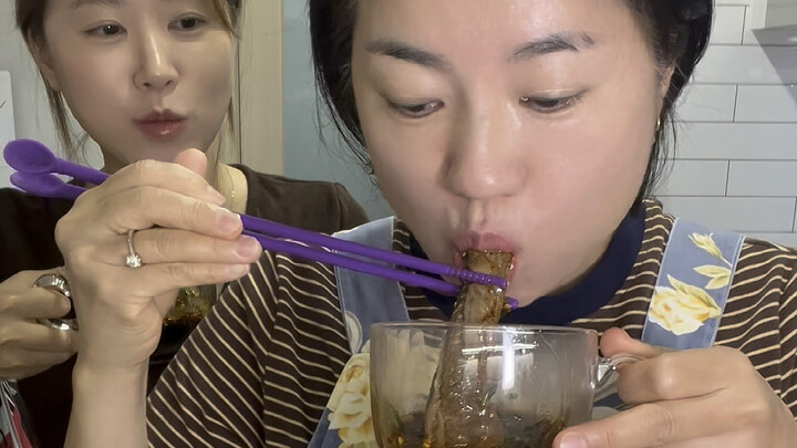 للمرة الأولى، يُعد الكوريون أضلاع البقر المسلوقة النظيفة لأمهم!