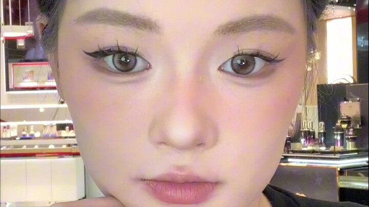 20s Makeup Tutorial: The Right Way to Apply Eyeliner!