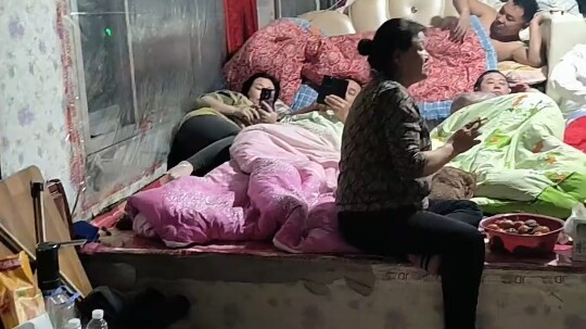 Dongbai TV: Raising Gusan in a Big Kang Bed – One Sniff and Your Brain Gets Infected with Fungus