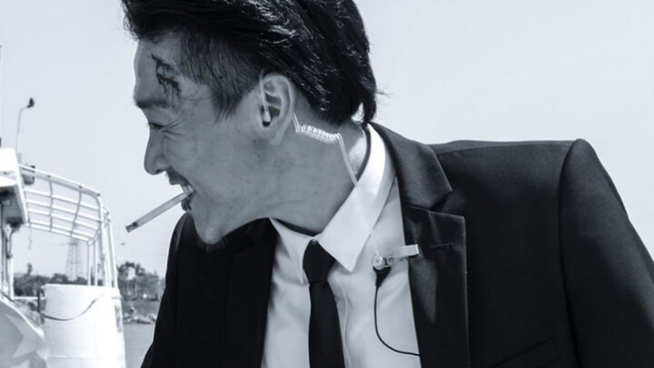 لماذا لم يخبرني أحد أن لاو مو هو معتدٍ في بدلة أنيقة؟