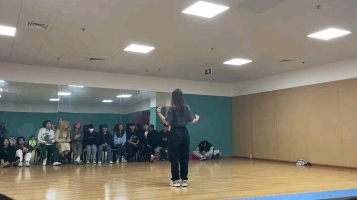 Senior members of the third year in the street dance club take their opening-of-term assessment: Pla