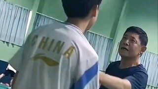 لاعب كرة الريشة المسيطر يوجه ضربة قوية ويقرر الاتصال بالشرطة