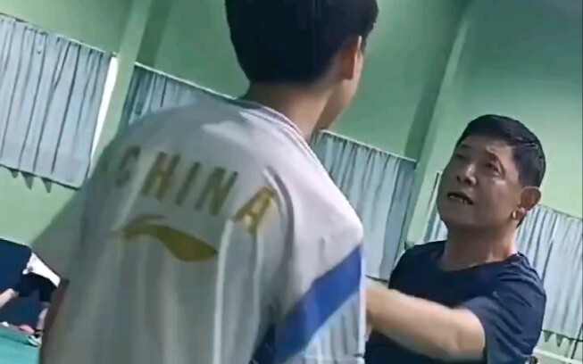 นักแบดมินตันขาประจำออกหมัดหนัก แถมยังจะโทรแจ้งตำรวจอีก