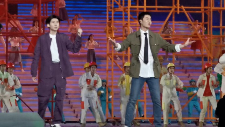 Là phiên bản đặc biệt của "Bố Trung ương" – viên thanh xuân tràn đầy sức sống Xiao Bo, điệu nhảy thậ