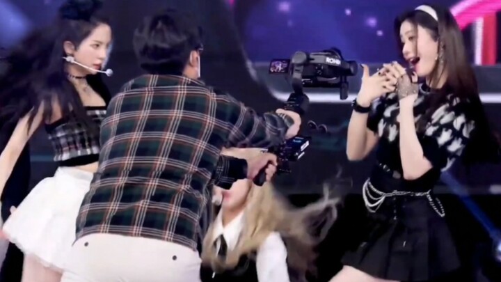 The music show that is hotly discussed on Korean websites has amazing camera movements, with both th