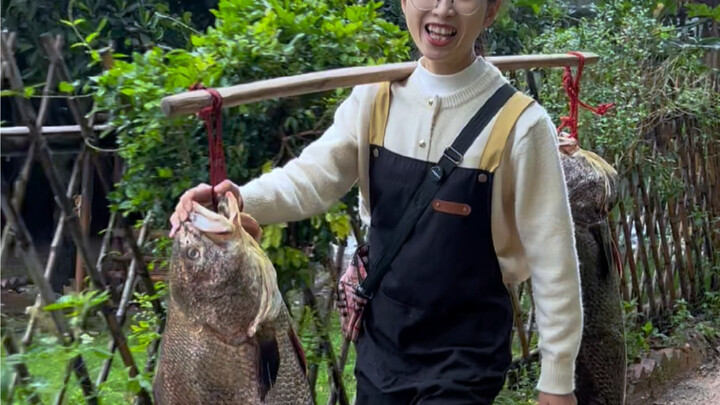 Hôm nay mang hai con cá trôi Xích Thủy nặng 60 cân ra bày hàng, dù trời mưa nhưng cũng chẳng ngăn nổ