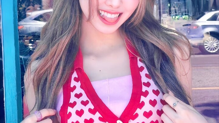 บริษัทไม่ได้ทำการตลาดให้กับความสวยและหุ่นของเธอเลย แต่กลับมีกระแสพูดถึงเธออย่างต่อเนื่อง! "การแสดงขอ