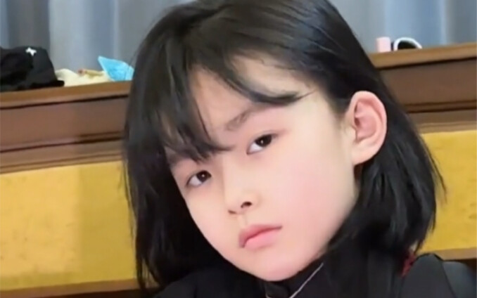 Hahaha~ Gue bener-bener gak nyangka kalau gaya rambut ubur-ubur dipadukan dengan rok ma mian juga ok