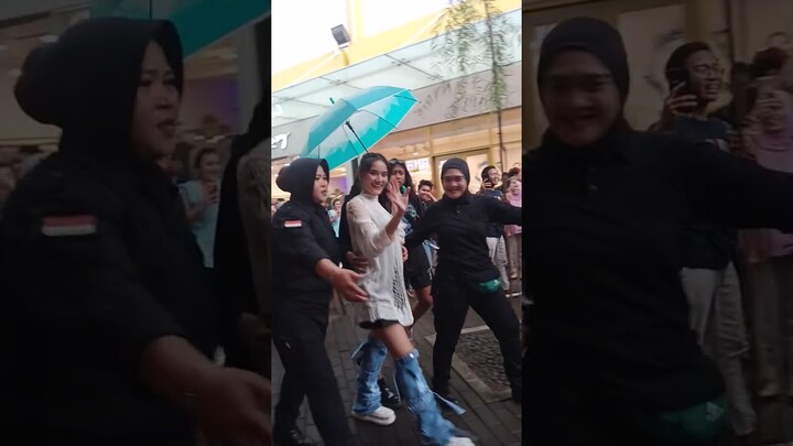 MEMBER JKT48 KEHUJAN SAAT TOUR DI BANDUNG #jkt48summertour #jkt48 #jkt48newera #jkt48edit #shorts