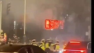 2024元旦徐州MVP电摩精神小伙市区骑车放烟花被交警按住带走