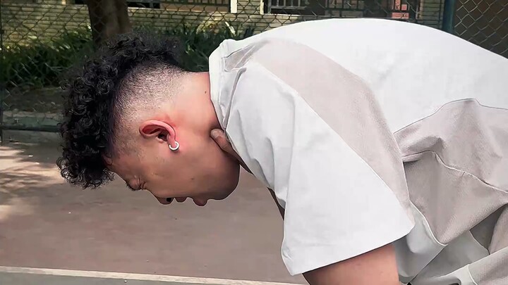 “هل حركات اللعب باتت كلها كبيرة هكذا هذه الأيام؟ يبدأ اللاعب مباشرة بضربة قوية تطيح بالخصم!”