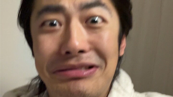 لو واصلت ألعب مقاطع فيديو قصيرة سنة كاملة، رح تطير ملامحي من كثرة اللعب!