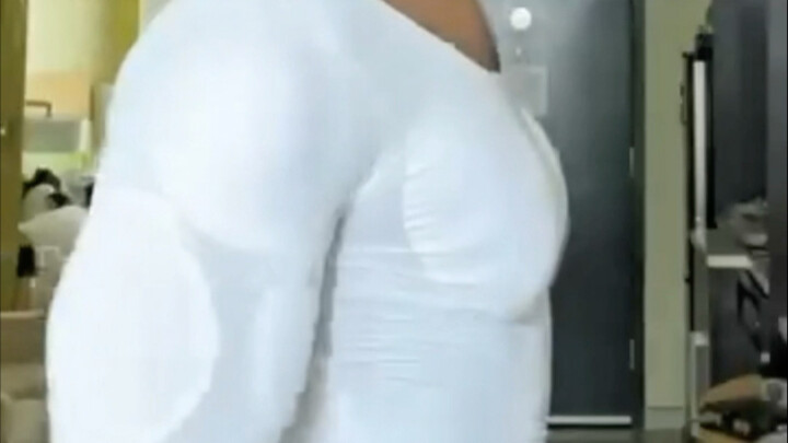 Bro, jangan pakai baju ketat kayak gitu—kalau mau bangun otot-otot ini, begini caranya!