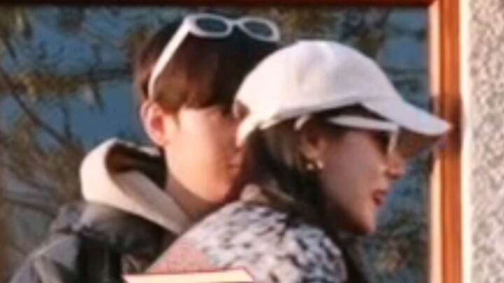 [Flower Hu Shao] After Baba teased Xiao Hu to stick out his tongue, Xiao Hu stared at his sister Ba 