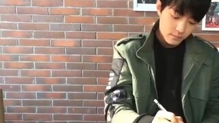 Tiêu Chiến nói rằng thu nhập khi anh làm thiết kế không lý tưởng, làm việc cả đêm thì mặt đen thui, 