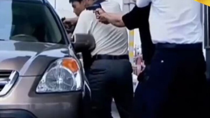 Người thu phí nhận ra đây là một tên tội phạm đang cố gắng vượt qua trạm thu phí nên cố tình trì hoã