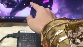 Khi Dio đang chơi game và phát hiện Jotaro đang theo dõi mình