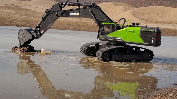 Excavator RC ini sangat tampan, berapa banyak orang yang menyukai lukisan ini