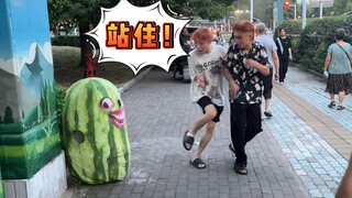 害羞，妹子竟钻进了我的西瓜条里……