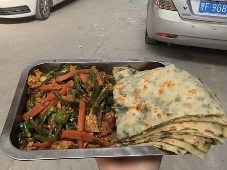 Ơ, sao hôm nay không lạnh mặt nữa vậy? Hay là ngửi thấy gì rồi?