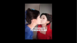 دورة تعليمية للتبديل في الملابس أمام المرآة