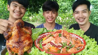 ยําขนมจีนแซลมอน ไก่ย่างตัวใหญ่ๆ  ยำมาเป็นถาดแซ่บนัวร์สุดๆ