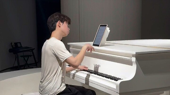 Angin musim semi menciumku seperti tart telur