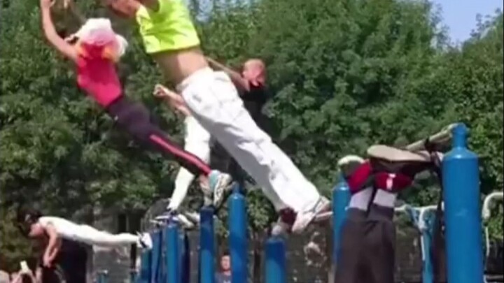 นี่มันแผนกำจัดมนุษย์อะไรกัน_อุปกรณ์ฟิตเนส_สวนสาธารณะ_คาดไม่ถึงจริงๆ